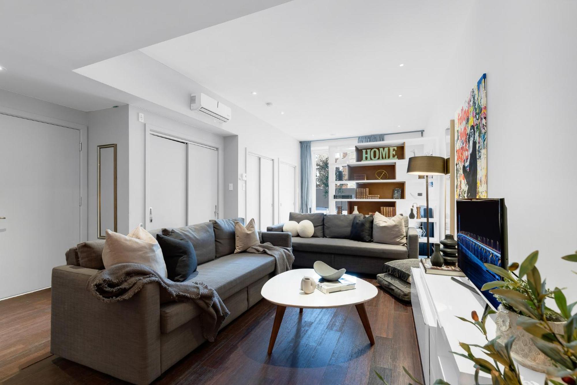Liv Mtl Soho Aparthotel Монреал Екстериор снимка