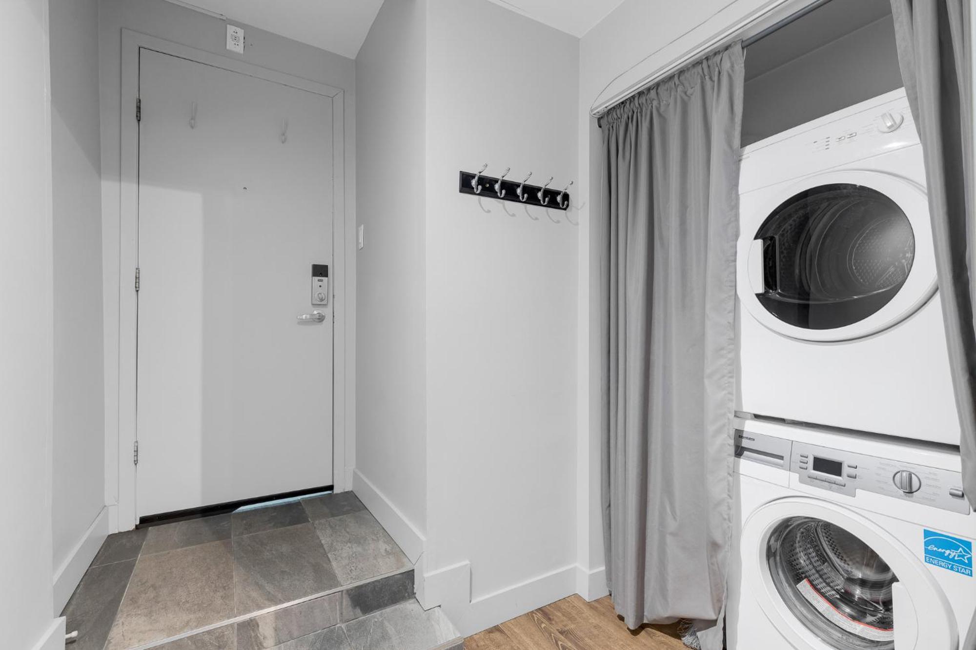 Liv Mtl Soho Aparthotel Монреал Екстериор снимка